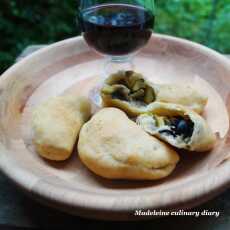 Przepis na Calzone czyli pierożki drożdżowe z mozarellą, cukinią, oliwkami i pieczarkami