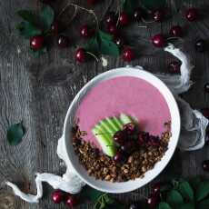 Przepis na Czekoladowa granola z truskawkowym jogurtem, melonem i czereśniami