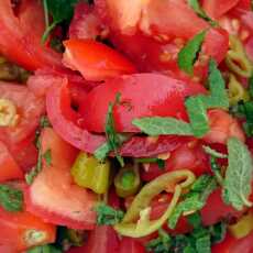 Przepis na Sałatka do grilla z pomidorami, papryką i świeżymi ziołami