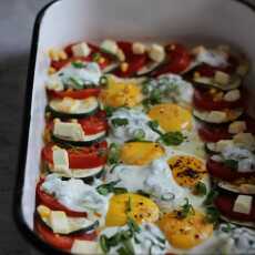 Przepis na Śniadanie do łóżka #218: Pieczone jajka sadzone z cukinią, pomidorami i fetą