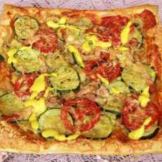 Przepis na Pizza z cukinią, szynką, pieczarkami i pomidorem na francuskim cieście
