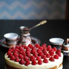 Przepis na Bezglutenowy tort z jaglanym kremem różanym i malinami
