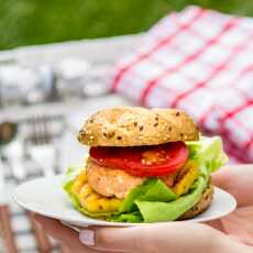 Przepis na Czas na piknik! Burgery z łososia z grillowanym ananasem i lemoniadą miętowo-truskawkową