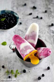 Przepis na Lody jogurtowe z jagodami na patyku