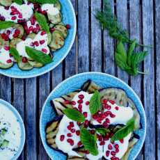 Przepis na Grillowana cukinia i baklazan z jogurtem, mieta i granatem. Sos tzatziki.