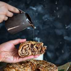 Przepis na Drożdżowe ciasto orkiszowo-żytnie z czekoladą z daktyli