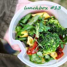 Przepis na 'Na szybko- lunchbox z parowaru', czyli lunchbox #13. Bezglutenowe rurki z gotowanymi na parze zielonymi warzywami.