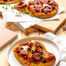 Przepis na Ekspresowa pizza z chlebków naan z mozzarellą i chorizo