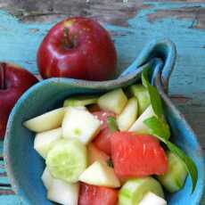 Przepis na Letnia sałatka z jabłek ogórków i arbuza