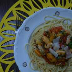 Przepis na Spaghetti z mulami w białym winie i pomidorach