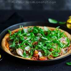 Przepis na Pizza z sosem pomidorowym, bakłażanem, szynką dojrzewającą i oliwkami