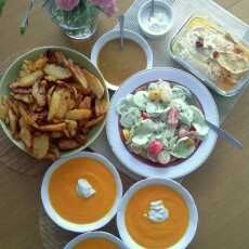 Przepis na Obiad najlepszy: marchewkowo-imbirowa zupa-krem ze śmietaną, pieczone ziemniaki z hummusem i sosami, oraz sałatka