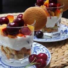 Przepis na Błyskawiczny bezglutenowy deser biszkoptowy z miodem i owocami