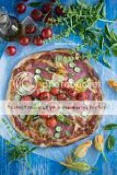 Przepis na Pizza z kwiatami cukinii i salami