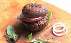 Przepis na Black burgers z czarnej fasoli i czarnego ryżu w „bułce” z pieczarek portobello