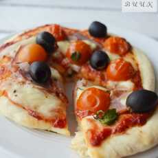 Przepis na Pizza z szynką łososiową, oliwkami i mozzarellą