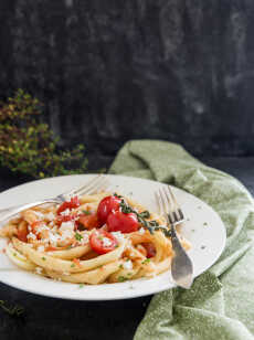 Przepis na Makaron ferretti z pomidorami i fetą