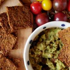Przepis na Bezglutenowe, błonnikowe krakersy z quinoą i guacamole