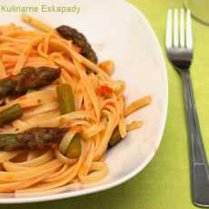 Przepis na Makaron ze szparagami i pomidorowym sosem