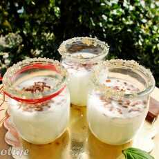 Przepis na Napój jogurtowy z wodą kokosową i czekoladą (straciatella)