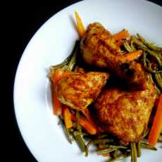 Przepis na Kurczak z kardamonem pieczony na warzywach