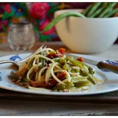 Przepis na Salatka makaronowa z fasolka szparagowa i pomidorami suszonymi