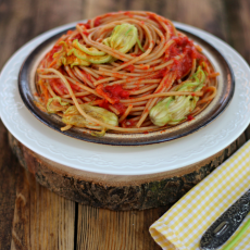 Przepis na Pełnoziarniste spaghetti z pastą ajvar i kwiatami cukinii.