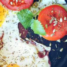 Przepis na Piątkowe śniadanko czyli jajka sadzone na wędzonce kopconej + pomidorek na cebulce, w posypce ze słonecznika i ziół prowansalskich