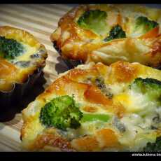 Przepis na Mini tarty z brokułami, łososiem i serem gorgonzola