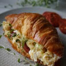 Przepis na Croissant z jajecznicą i chorizo