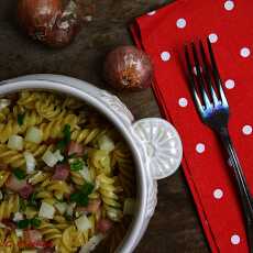 Przepis na Fusilli z boczkiem i kozim serem