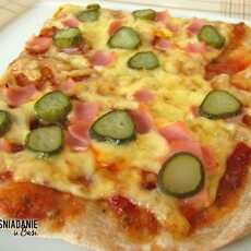 Przepis na Pizza na spodzie pełnoziarnistym z szynką i ogórkiem konserwowym