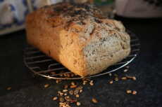 Przepis na Chleb razowy z ziarnami pieczony w piekarniku