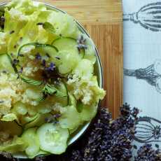 Przepis na Sałatka z quinoą, ogórkiem, selerem naciowymi i lawendą