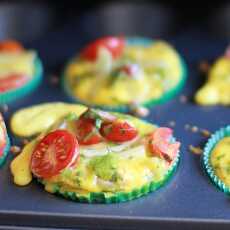 Przepis na Muffiny jajeczne z pomidorkami i kabanosami