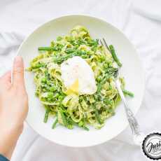 Przepis na Makaron z bazyliowym pesto, groszkiem, fasolką i jajkiem w koszulce. 