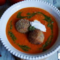 Przepis na Zupa pomidorowa z ryżowymi kotletami, pesto i ricottą 