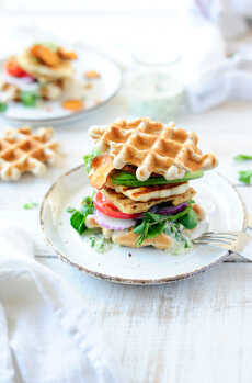 Przepis na Wafle gryczane z halloumi i sosem chimichurri