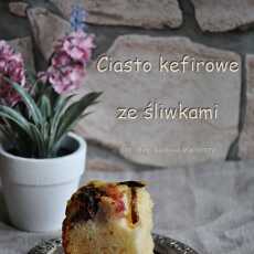 Przepis na Ciasto kefirowe ze śliwkami 
