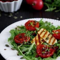 Przepis na Sałatka z grillowanych pomidorów i rukoli z serem halloumi