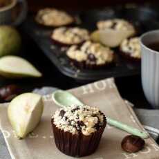Przepis na Muffiny czekoladowe z gruszkami i kruszonką