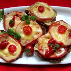 Przepis na Czosnkowe grzanki z pomidorami i serem