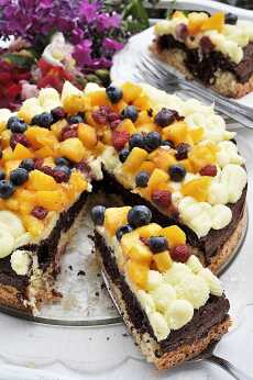 Przepis na Dwukolorowe ciasto z kremem i owocami