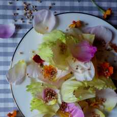 Przepis na Delikatna sałatka z płatkami róż i eksandowaną quinoą
