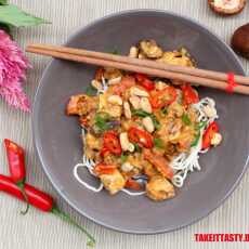 Przepis na Tofu w czerwonym curry z grzybami shitake i orzeszkami