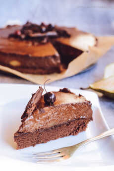 Przepis na Tort z musem czekoladowym i gruszkami