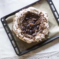 Przepis na CUISINE :: Cinnamon pavlova with chocolate mousse