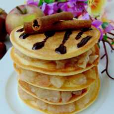Przepis na Imbirowe pancakes jaglane z duszonymi jabłkami