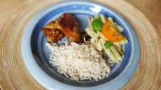 Przepis na Potrawka ze skrzydełek kurczaka z warzywami, ryżem i sałatką z żółtej fasolki