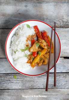 Przepis na Stir-fry z kurczakiem, papryką i tajską bazylią